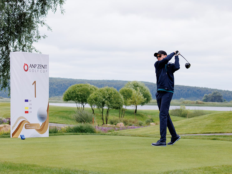 Для тех, кто впервые взял в руки клюшки для гольфа, организовали отдельный мастер-класс с опытными тренерами. Без спортивного досуга никто не остался. 