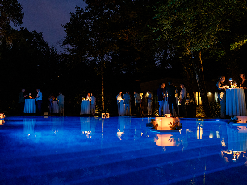 Сумерки, свечи и беседы у воды — так форум готовился к игре «Что? Где? Когда?».