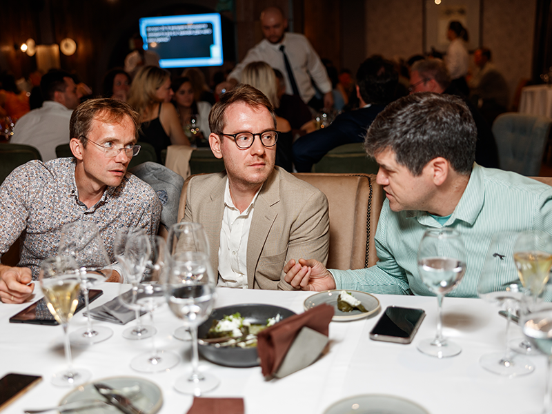 После ужина участники форума переместились в «Баран-Рапан» и разбились на пять команд, чтобы соревноваться в эрудиции.