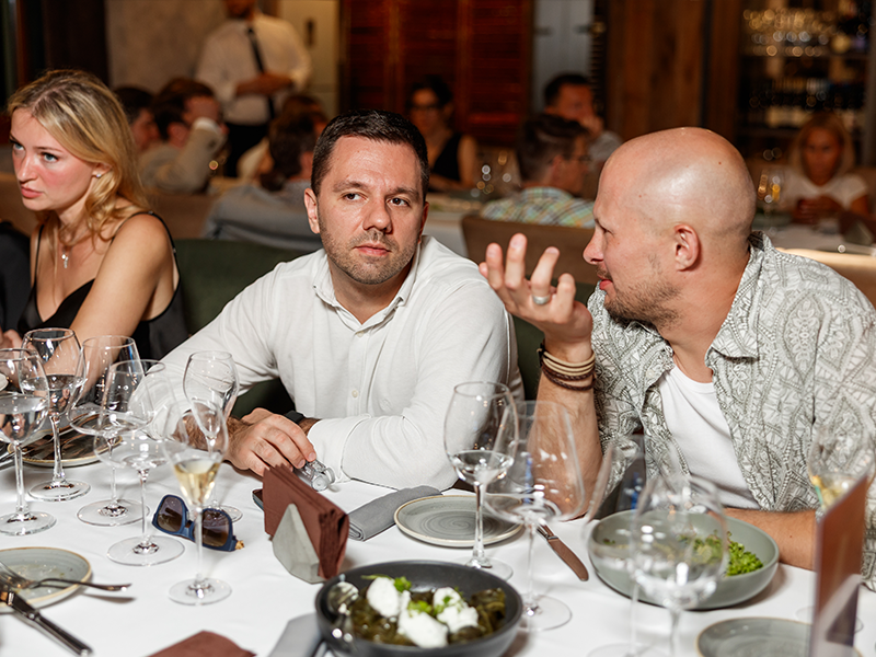 За столами кипели обсуждения — юристы спорили не меньше, чем в судах.