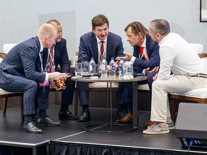 Во время четвертой сессии форума прошла битва литигаторов против искусственного интеллекта. В четырех раундах опытные юристы и ИИ соревновались в подготовке позиции, ведении процесса и прогнозировании исхода дела. Алгоритмы были быстрыми, но победила харизма.