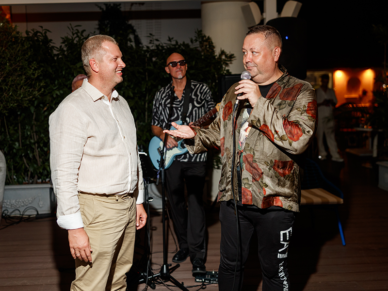 Коммерческий директор Право.ru Алексей Отраднов поздравил Юрия Пустовита с 30-летием Адвокатского бюро «ЮГ».