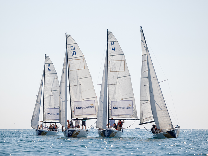 Третий день форума традиционно прошел на воде: регата превратила юристов в капитанов и подарила море эмоций.
