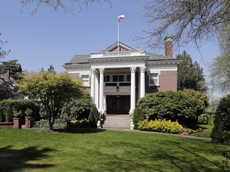 В резиденция генконсула РФ в Сиэтле 26 апреля 2018 года  вошли люди в форме. У РФ был срок до 25 апреля, чтобы покинуть резиденцию: США лишили дипобъект иммунитета и заблокировали. Россия намерена решение оспорить, ее интересы в суде представит американская компания White & Case. В России уверены в своем праве на собственность и неприкосновенность, а эксперты называют шансы РФ на успех крайне низкими// Фото: AP/ТАСС/ Elaine Thompson 