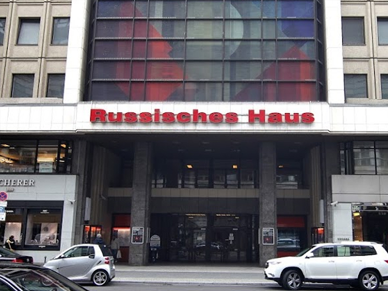 В случае с «Русским домом» в Берлине, России права удалось отстоять в 2009 году. Первоначально, его арестовали по иску Франца Зедельмайера, который пытался взыскать с РФ упущенные инвестиции. Стоимость объекта оценивают его примерно в €116 млн. РФ смогла оспорить это решение, доказав, что то дом используется в 