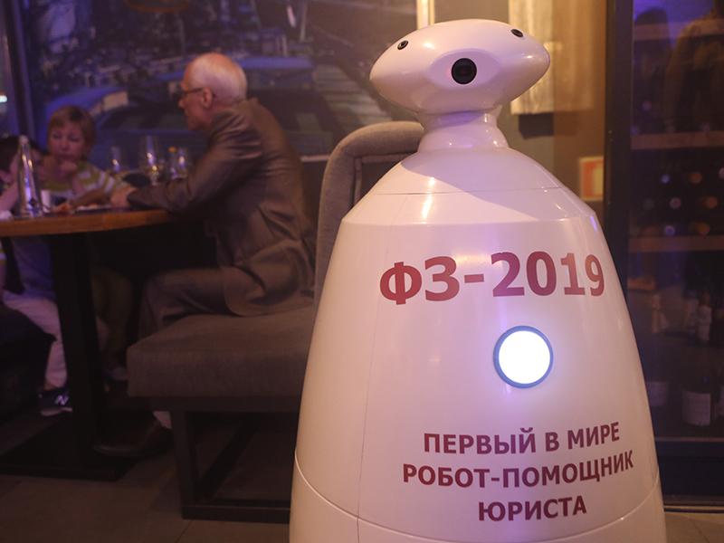 Роботы присутствовали не только на деловой программе ПМЮФ-2018, но и на Legal Street.