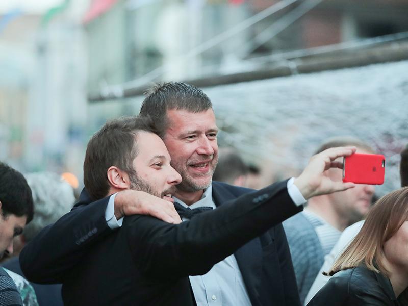 Министр юстиции Александр Коновалов делал селфи со всеми желающими.