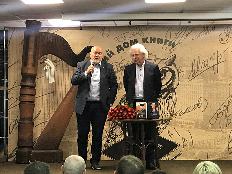 Поздравить коллегу пришел президент Федеральной палаты адвокатов Юрий Пилипенко. Он вручил Резнику букет цветов и пожелал ему легкого полета над умами читателей, счастья и здоровья. 