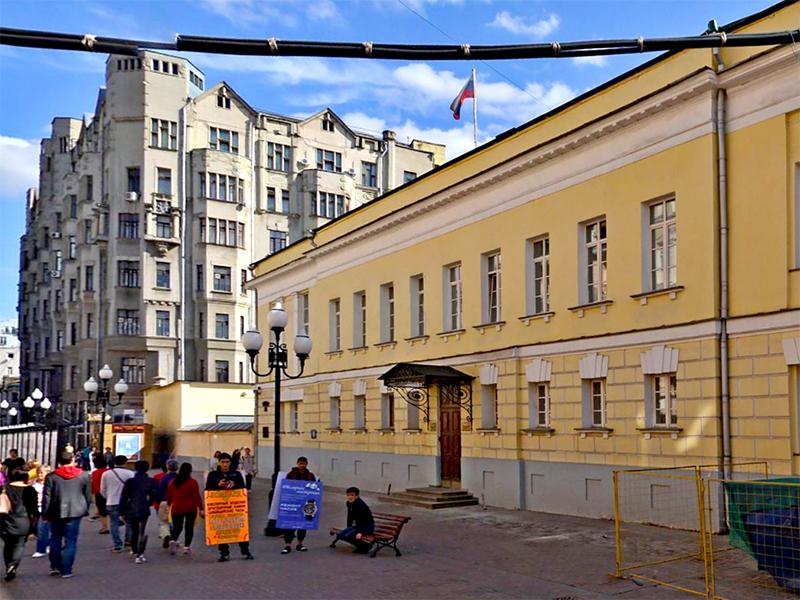 Московский окружной военный суд расположен в особняке в стиле 