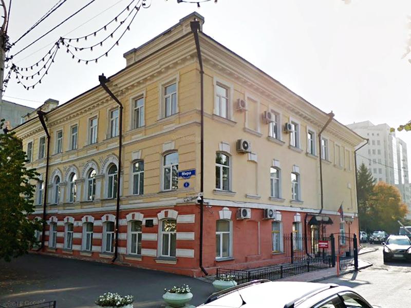 Третий арбитражный апелляционный суд в Красноярске находится в здании, построенном в XIX веке купцом Иваном Сухановым в стиле русского классицизма. В 1826 году в нем останавливался генерал-губернатор Восточной Сибири Александр Лавинский, в 1851-1852 годах – исследователь и общественный деятель Михаил Сидоров, в 1863 году в здании открылась первая телеграфная станция. В 1868 году усадьбу купила купчиха Татьяна Щеголева, отремонтировала, достроила ещё один этаж и открыла в ней ремесленное училище.