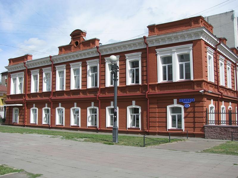 Омский областной суд с участием присяжных заседателей – это охраняемый памятник архитектуры с вековой историей. Изначально в нем располагалось акционерное общество сельскохозяйственных машин Айзина, в советское время – властные структуры, партийные и комсомольские комитеты, позднее – библиотека, клуб, наркологический диспансер.