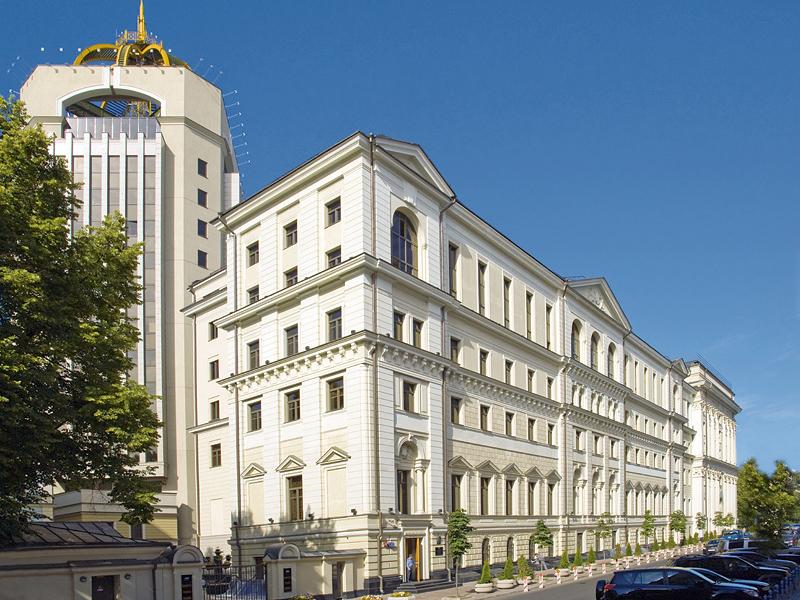 Верховный суд РФ расположен в Москве и состоит из двух зданий: одно построено в 1956 году на месте Приходской церкви по проекту архитектора Бориса Лейбо, другое – в конце 1990-х на месте городской усадьбы Блудова по проекту Бориса Палуя. Здание уходит под землю на 30 м, а его башня возвышается больше чем на 10 этажей. На минус 4 этаже есть защищенное помещение, которое по сути является бронированным бункером с полностью автономными системами жизнеобеспечения. Изредка в нем проходят судебные заседания. Также в ВС есть собственное почтовое отделение.