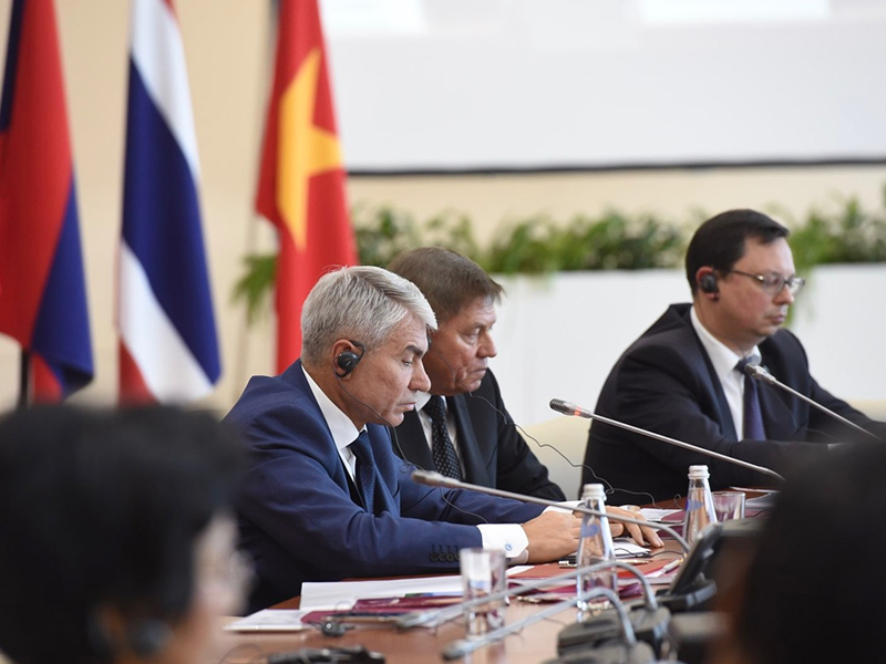 Глава экономколлегии Верховного суда Олег Свириденко, председатель ВС Вячеслав Лебедев и ректор ДВФУ Никита Анисимов на пленарном заседании. (слева направо)