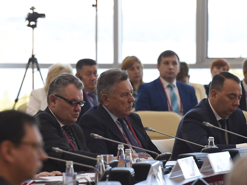 Ректор Московского государственного юридического университета имени О. Е. Кутафина (МГЮА) Виктор Блажеев (слева) на пленарном заседании.