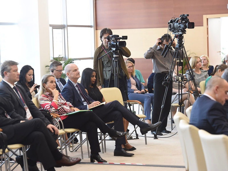 На мероприятии работают сотни журналистов.