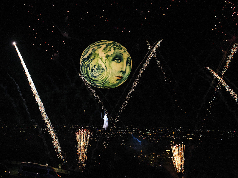 На открытии гостей ждало масштабное шоу и выступления артистов