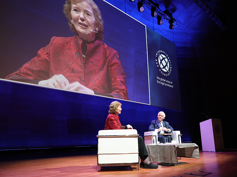 Мэри Робинсон, она первая  женщина-президент Ирландии (занимала пост с 1990 по 1997 годы). Также она долгое время занимала пост Верховного комиссара ООН по правам человека, а сейчас является активным борцом за климат.