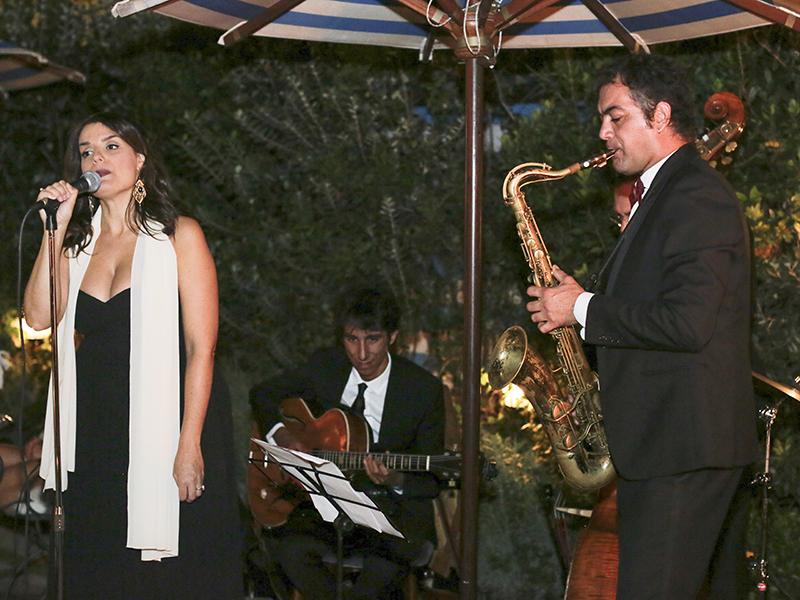 Гости мероприятия весь вечер наслаждались джазовыми хитами и известными русскими песнями в современной обработке.