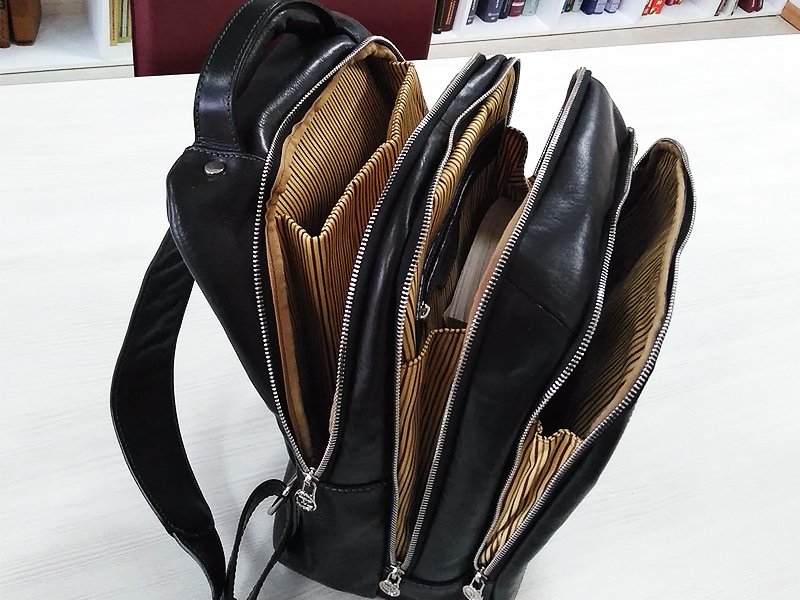 В этом году перешел на рюкзак и управляющий партнер ЮФ «Юста Аура» Евгений Дедков. Хотя до этого много лет не расставался с casual-сумкой. Захотелось освободить руки, особенно в командировках, объясняет он. Рюкзак выбирал с несколькими отдельными отсеками для документов и иной поклажи, чтобы он был небольшой, говорит юрист: 