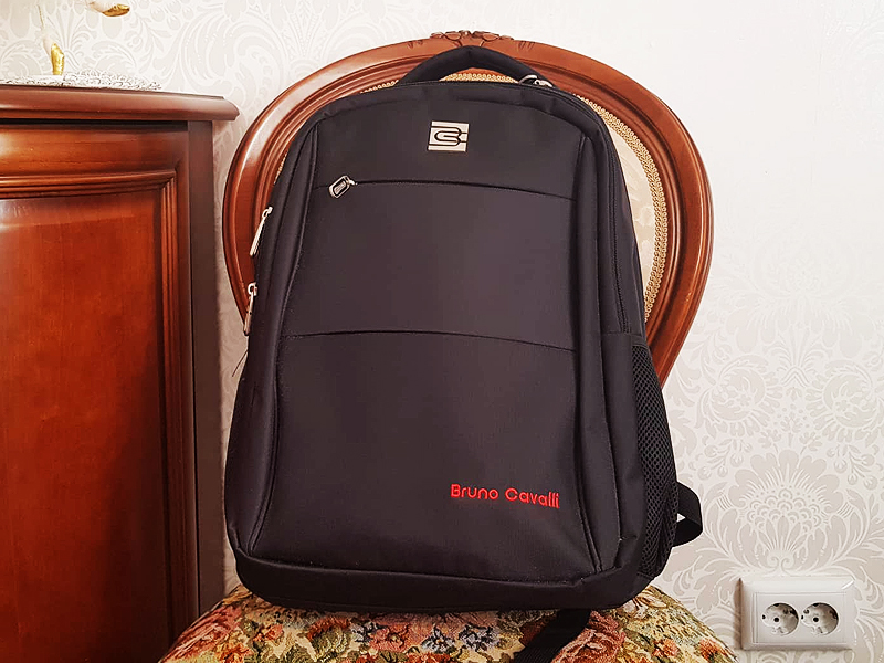 Выбор сумки для юриста зависит и от ее компактности. Станислав Солцнев, управляющий партнер «Солнцев и партнеры» более 10 лет носил портфель, брал его и в рабочие поездки. А этой осенью юрист впервые поехал по делам в Санкт-Петербург с рюкзаком, рассказывает он: «Сколько же всего туда входит: и папка-сегрегатор, и ноутбук с зарядкой к нему, и пауэрбанк и даже немного личных вещей». Всё это весило меньше, чем мой портфель, говорит он.



