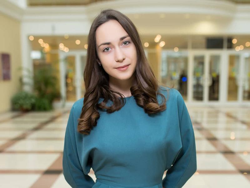 Зоя Карпова - выпускница МГУ, стажер корпоративной практики Baker McKenzie. Занимается структурированием коммерческих соглашений и консультированием по коллизионным вопросам. Была спикером на FDI Moot в 2017 году, когда команда МГУ заняла 3 место, и в Конкурсе Виллема с. Виса в 2017 году, когда МГУ вошел в топ-16.