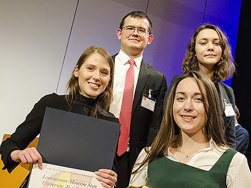 В состав команды вошли Игорь Кириллов, Аглая Мельник, Наталия Солдатенкова и Зоя Карпова. Четверо российских студентов обошли сотню конкурентов из вузов со всего мира - включая Гарвард, Кингз Колледж и Сорбонну, и выиграли в финале у команды из Уругвая