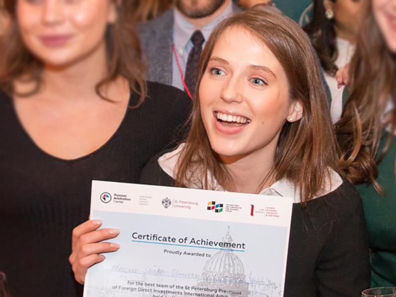 Аглая Мельник, студентка 3 курса спецотделения юридического факультета МГУ. В 2015 году окончила экономический факультет Американского Университета Парижа по специальности «международная экономика». С июля 2017 года - помощник адвоката в АБ Иванян и Партнеры. C 2016 года - член команды МГУ в Конкурсе имени Ф. Джессопа, в 2017 году участвовала в международных раундах конкурса в Вашингтоне, была спикером FDI Moot в 2017 году, когда МГУ занял 3 место.