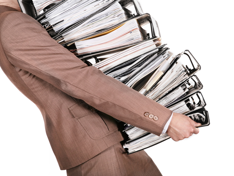 Степанчук берет несколько папок: в одной материалы дела с закладками и пометками, в другой доверенности и процессуальные документы, а еще у него при себе листы с шапкой по делу, чтобы экстренно подготовить заявление или отвод. Вообще, скоро гаджеты заменят нам и паспорт, и адвокатское удостоверение, и много чего еще, поэтому в ближайшее время вес наших судебных сумок заметно уменьшится, прогнозирует Ольга Бенедская, советник КА 