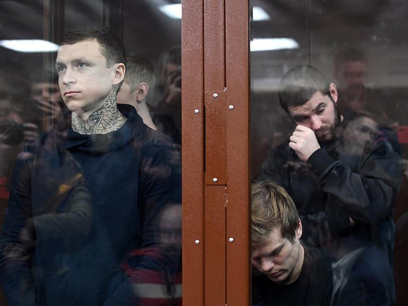 По версии следствия, футболисты Александр Кокорин и Павел Мамаев издевались над чиновником Минпромторга Динсом Паком «из-за его расовой принадлежности», а потом ударили его стулом по голове в кофейне. Той же ночью спортсмены и их друзья избили водителя журналиста Первого канала, он попал в реанимацию с черепно-мозговой травмой и переломом носа. Футболистов отправили в СИЗО, там они пробудут, как минимум, до февраля.  Кокорину и Мамаеву вменяют ч. 2 ст. 213 УК 