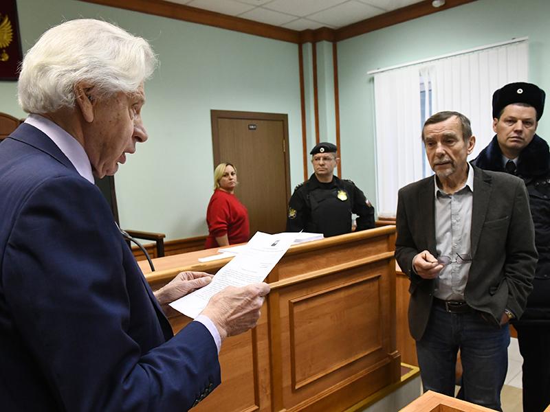 Тверской районный суд Москвы арестовал 77-летнего правозащитника Льва Пономарева на 25 суток за повторное нарушение правил проведения массовых мероприятий. Его признали виновным в организации несанкционированной акции «За наших и ваших детей», которая состоялась 28 октября на Лубянской площади. В апелляции интересы Пономарева представлял адвокат Генри Резник. Мосгорсуд уменьшил срок наказания правозащитнику до 16 суток.