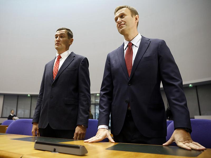 Большая палата ЕСПЧ постановила, что задержания и аресты Алексея Навального в 2012–2014 годах нарушили его права и были политически мотивированными. Страсбургский суд решил, что российские власти должны выплатить компенсацию политику в размере €63 700, которые покрывают моральный и материальный ущерб, а также оплату услуг адвокатов и почтовые расходы.