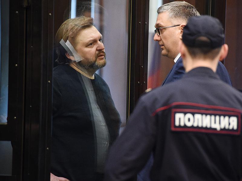 Пресненский районный суд Москвы признал экс-губернатора Кировской области виновным в получении взяток на €400 000 и назначил ему наказание в виде лишения свободы в колонии строгого режима на срок в 8 лет, а также штраф в размере 48,5 млн руб. Судья Татьяна Васюченко пришла к выводу, что Белых с 2014 года оказывал покровительство нескольким фирмам в субъекте, которым он руководил. Сам бывший губернатор назвал весь процесс 