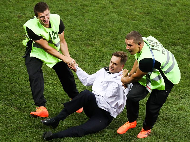 Две девушки из Pussy Riot и активист Петр Верзилов (на фото), одетые в форму полицейских, выбежали на поле во время финальной игры чемпионата мира по футболу между сборными Хорватии и Франции в московских «Лужниках». Чтобы удалить их с поля, игру пришлось прервать на две минуты. Со стадиона задержанных доставили в ОВД «Лужники». А Хамовнический районный суд Москвы арестовал на 15 суток всех участников акции. 