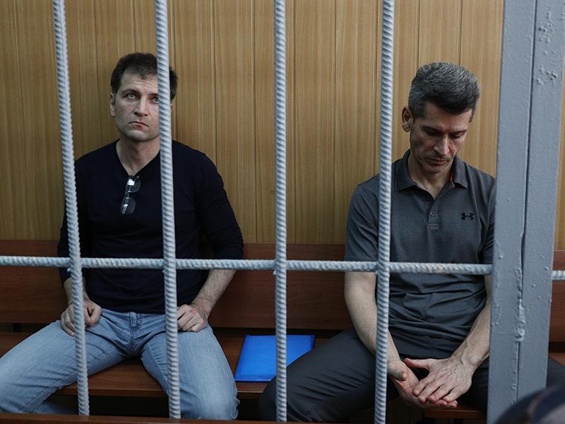 Владельцев группы компаний «Сумма» Зиявудина и Магомеда Магомедовых арестовали весной этого года. Как утверждает следствие, братья похитили более $20 млн, заключая фиктивные контракты на поставку и перевалку зерна. Общий ущерб от противоправных действий участников группировки, по оценкам экспертов, составляет 2,5 млрд руб. Обвиняемые не признают своей вины и пробудут в СИЗО, как минимум, до февраля 2019 года.