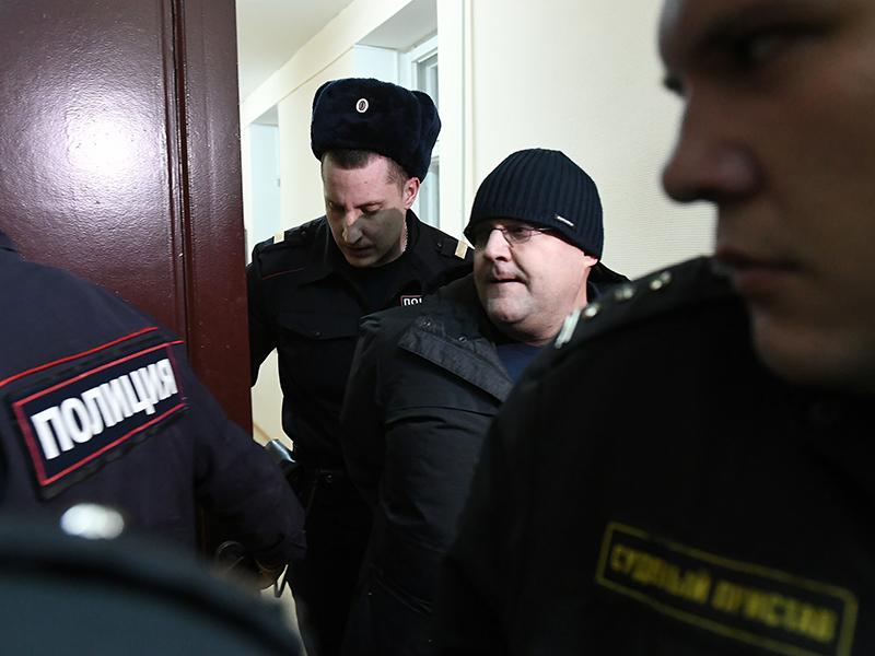 С лета этого года генерал СКР Александр Дрыманов находится под стражей по обвинению в получении взяток. Следствие полагает, что он вместе с другими высокопоставленными коллегами Денисом Никандровым, Алексеем Крамаренко и Михаилом Максименко входили в ОПГ. Все они получили взятку в размере $1 млн за содействие в освобождении криминального авторитета Андрея Кочуйкова. Дрыманову также предъявили обвинения по второму эпизоду взятки, размер которой составил около 500 000 руб.