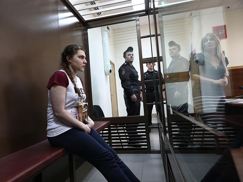 Анну Павликову (на фото) и Марию Дубовик обвиняют в создании экстремистского сообщества (ст. 282.1 УК). Следствие считает, что девушки состояли в организации 