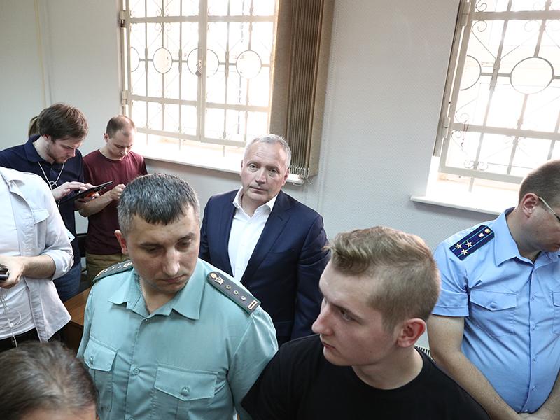 В материалах дела Улюкаева указывалось, что бывший вице-президент «Роснефти» по безопасности и отставной генерал ФСБ Олег Феоктистов (на фото в костюме) получил $2 млн на взятку экс-министру от Валерия Михайлова, в прошлом топ-менеджера ГК «Регион». Это инвесткомпания, управляющая пенсионными фондами «Роснефти». В июне Замоскворецкий районный суд Москвы постановил вернуть генералу эти деньги. Мосгорсуд признал такое решение законным.