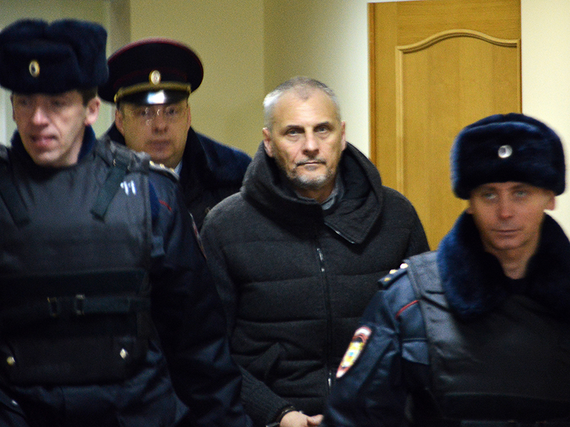 Экс-главу Сахалина Александра Хорошавина признали виновным во взятках и отмывании денег. Он получил 13 лет колонии строгого режима и штраф в 500 млн руб. Кроме этого, приговоры вынесли еще нескольким бывшим высокопоставленным чиновникам региона. По версии следователей, все осужденные получали взятки от местных бизнесменов Сахалина, общая сумма которых составила около 522 млн руб. При обыске у Хорошавина изъяли больше 1 млрд руб. деньгами и имуществом.