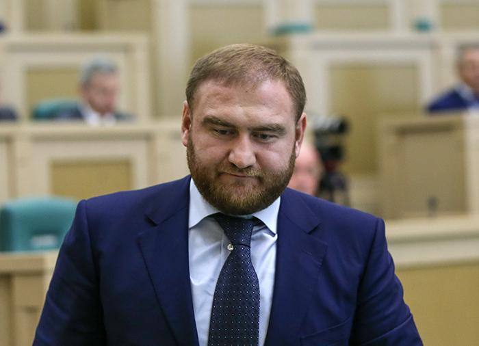Сенатора Арашукова задержали в Совете Федерации по делу об убийстве