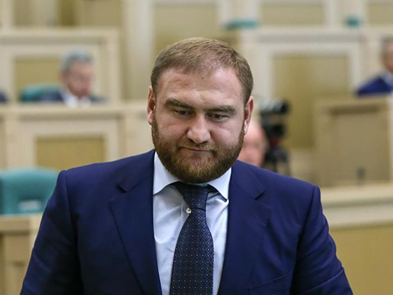Сенатора от Карачаево-Черкесской Республики Рауфа Арашукова задержали утром 30 января. За ним пришли прямо на заседание Совета Федерации, после чего собравшиеся проголосовали за лишение его неприкосновенности. Участие в задержании принимали председатель СКР Александр Бастрыкин и генпрокурор Юрий Чайка. Обвинение Арашукову предъявили по трем статьям УК: ч. 3 ст. 210 («Участие в преступном сообществе»), ч. 4 ст. 309 («Давление на свидетеля»), ч. 2 ст. 105 («Убийство»).
Фото: Валерий Шарифулин/ТАСС