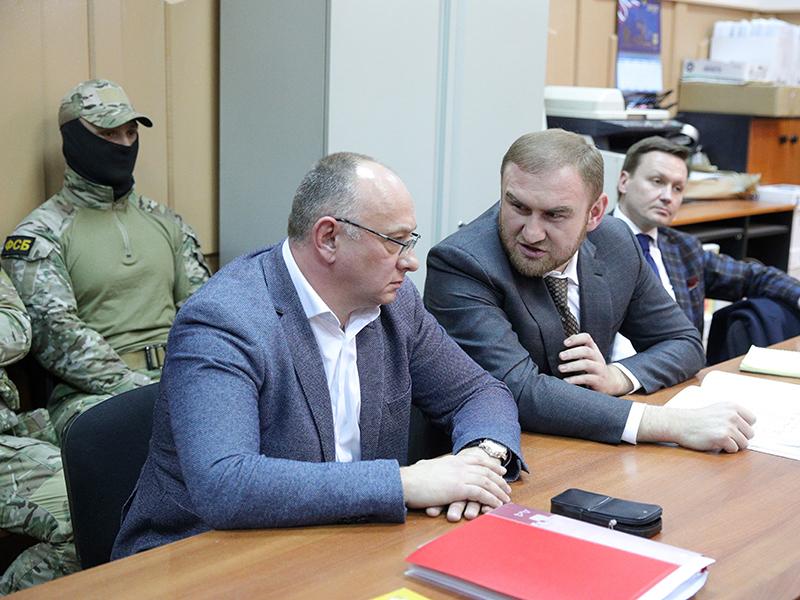 защитник объяснил свою просьбу тем, что его подзащитному «поступали угрозы с требованием признать себя виновным». Сам сенатор свою вину признавать отказывается и называет уголовное дело «политическим заказом».
Фото: Сергей Бобылев/ТАСС