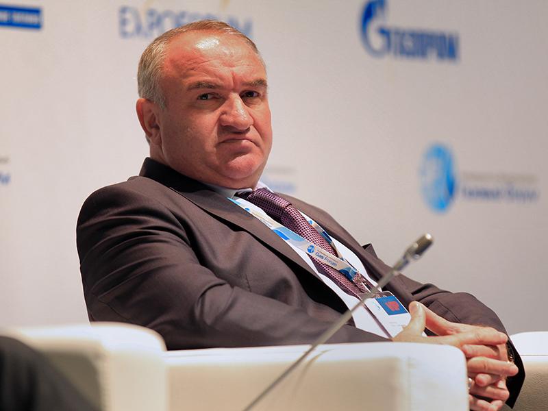 Помимо самого Арашукова, в Санкт-Петербурге задержали и Рауля Арашукова, его отца, которого подозревают в хищении природного газа на 30 млрд руб. С 2011 года Арашуков-старший занимал пост советника гендиректора в компании «Газпром межрегионгаз». После его задержания прошли обыски в офисах структур «Газпрома» в Ставропольском крае.
Фото ИТАР-ТАСС/ Интерпресс/ Петр Ковалев