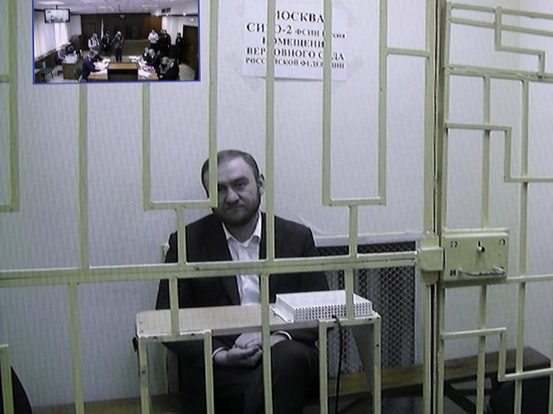 так он прокомментировал уголовное дело. Кроме того, Арашуков пожаловался на условия содержания в СИЗО, в котором он не может встретиться с адвокатом, зато живет с террористом. Фото: Михаил Джапаридзе/ТАСС