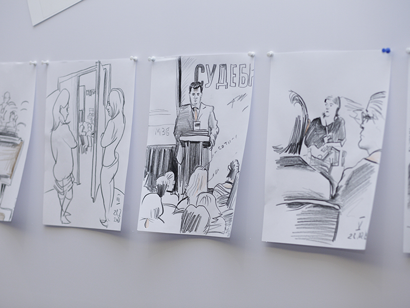Скетчи Павла Шевелева на доске в холле.