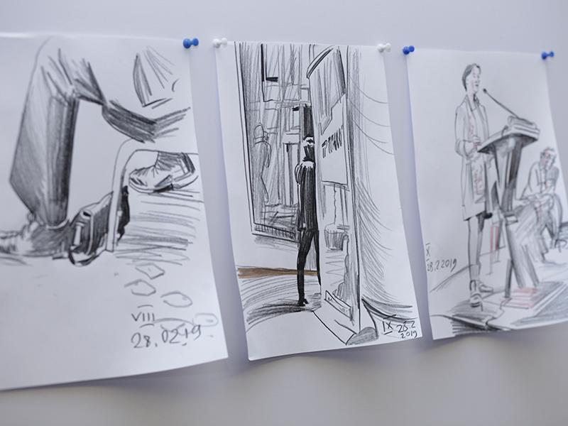Скетчи Павла Шевелева на доске в холле.
