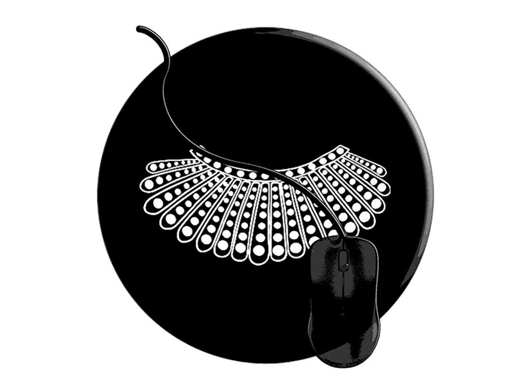 Коврик для мыши с одним из знаменитых воротничков Гинзбург. Фото: amazon.co.uk