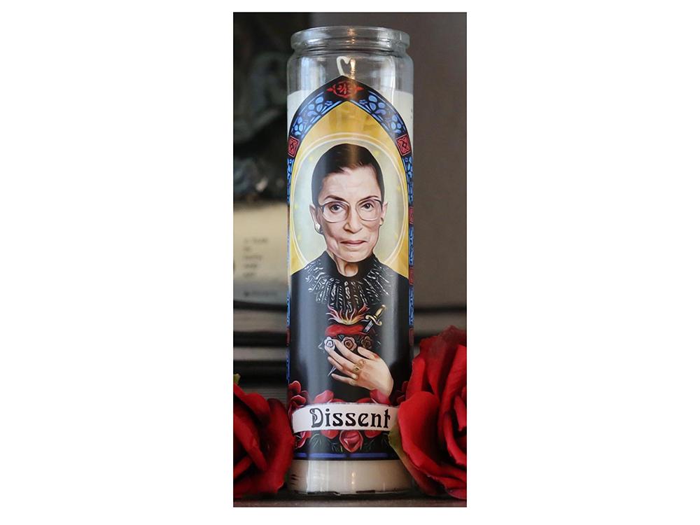 Молельная свеча с Рут Гинзбург в образе святой. Фото: etsy.com