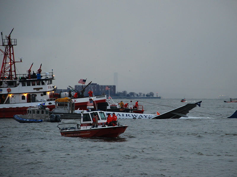 В январе 2009 года Airbus A320 вылетел из Нью-Йорка в Сиэтл. Через 1,5 минуты после взлета, он столкнулся со стаей уток. В двигатели попали птицы, из-за чего техника вышла из строя. Экипаж приводнил самолет на реку Гудзон в Нью-Йорке, чудом не задев мост Джорджа Вашингтона, который был у него на пути. Все 155 человек на борту выжили, их спасли паромы, которые подошли к самолету через несколько минут. По этим событиям в 2016 году Клинт Иствуд снял фильм «Чудо на Гудзоне».