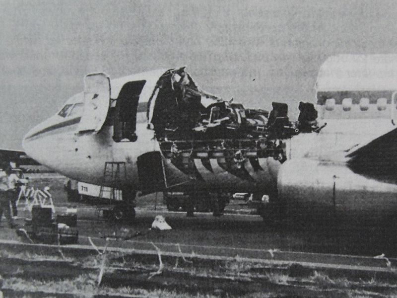 В апреле 1988 года у Boeing 737 на высоте 7300 метров сорвало крышу в передней части самолета. Лайнер направлялся из Хило в Гонолулу. Спустя 11 минут после происшествия капитан посадил лайнер на одном работающем двигателе. Пассажиры и экипаж испытали кислородное голодание, одна стюардесса погибла. Все остальные 94 человека на борту выжили, но 65 из них получили ранения. Согласно отчету последующего расследования, главная причина аварии - коррозия металла.