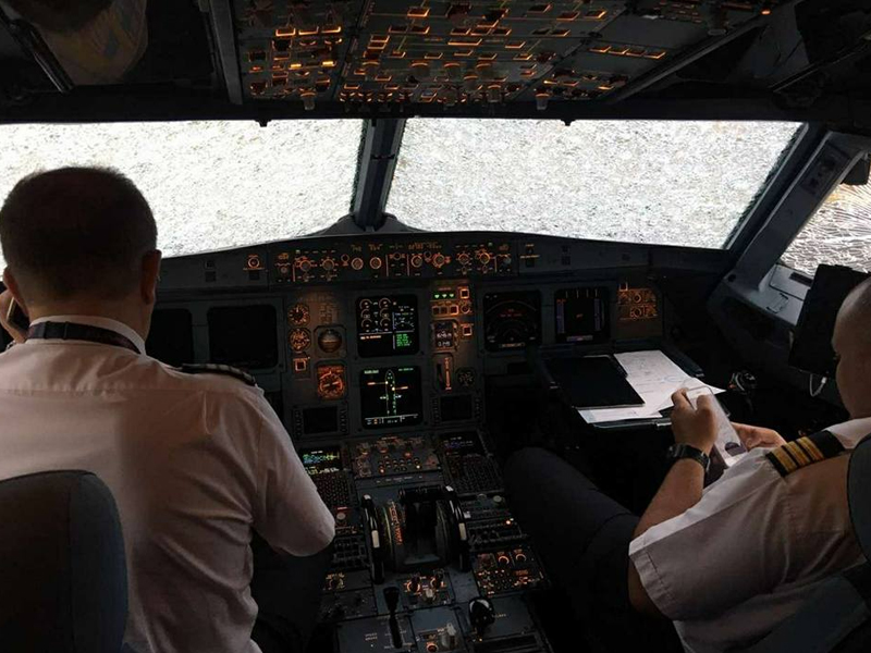 В июле 2017 года украинский летчик Александр Акопов посадил Airbus A320 в турецком аэропорту почти вслепую. Сильный град разбил носовую часть самолета и стекло кабины пилотов, в целости осталась только одна форточка. Более того, отказала вся электроника, поэтому пилот ориентировался только на указания диспетчеров. Для того, чтобы увидеть посадочную полосу в форточку, он накренил самолет. На борту был 121 пассажир и 6 членов экипажа, все они выжили. 